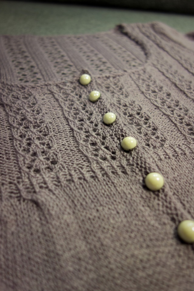 Laar in lilac with small white buttons